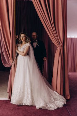 Güzel genç gelin ve damat otel odasının içinde.