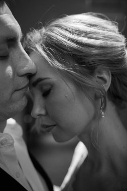 Gelin ve damadın güzel portresi, siyah ve beyaz.  