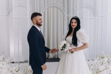 Güzel mutlu gelin ve damat düğün töreninde             