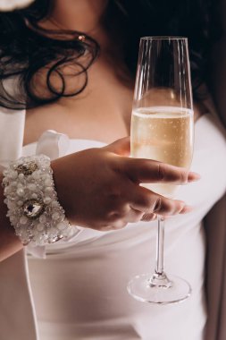 Gelin elinde şampanya kadehi, yakın çekim.