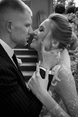 Mutlu evlilik çifti sokakta öpüşüyor ve sarılıyor. siyah beyaz fotoğraf