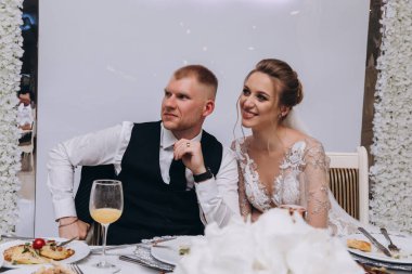 Güzel gelin ve damat düğün gününü restoranda kutluyor..