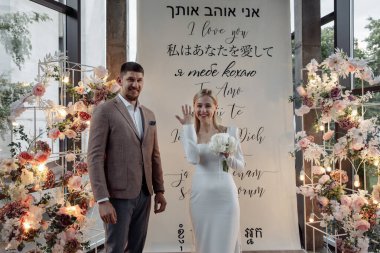 Güzel mutlu gelin ve damat düğün töreninde             