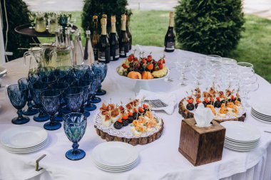 Çerezlerle servis edilen şenlik masası, düğün için yemek servisi.        