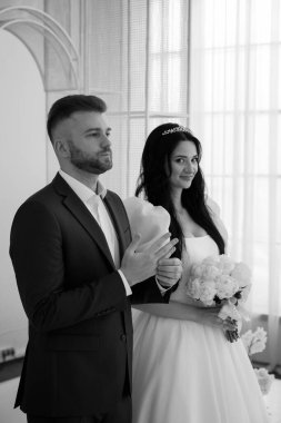 Güzel mutlu gelin ve damat düğün töreninde             