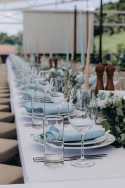 Düğün resepsiyonunda mumlar ve çiçeklerle güzel bir masa.                