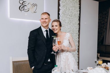 Törende gözlüklü genç çift