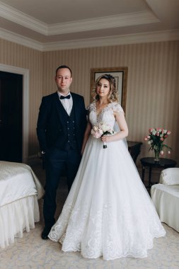 Gelin ve damat düğün odasında