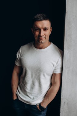 Arka planda beyaz gömlekli bir adam var..