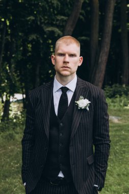 Siyah takım elbiseli yakışıklı damat.