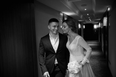 Güzel bir çift yeni evli, siyah ve beyaz.  