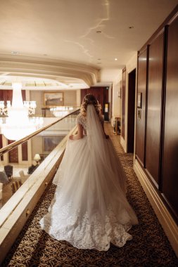 Koridorda koşan güzel elbiseli gelinin arka manzarası