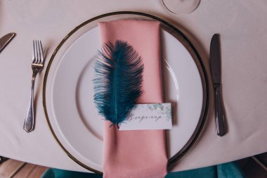 Tüylü güzel bir düğün masası. 