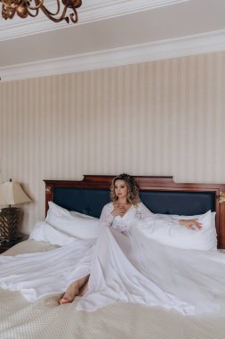 Yatakta gelinlik içinde güzel bir gelin