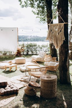 Açık hava partisi için süslemeleri olan rahat bir yaz bahçesi.               