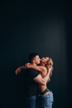 Dard 'ın arka planında birbirine sarılan çift. 