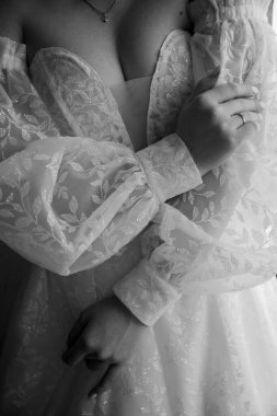 Siyah beyaz gelinlik giymiş zarif genç gelinin kırpılmış fotoğrafı.
