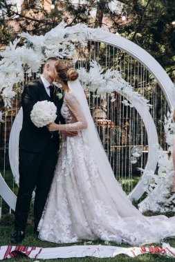 Düğün kemerine yakın bir çift bahçede.