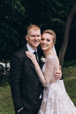 Parkta poz veren mutlu gelin ve damat