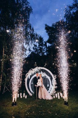 Mutlu genç çift parkta dekoratif kemerin yanında