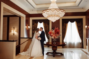 Güzel gelin ve damat otel odasında öpüşüyor..