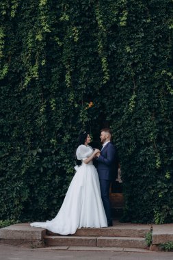 Parktaki güzel gelin ve damat. düğün çifti.