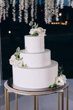 Düğünde çiçekli lezzetli düğün pastası.