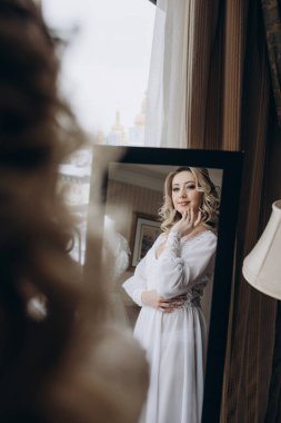 beyaz dantel elbiseli gelin