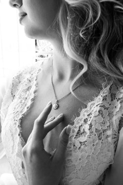 Lüks mücevherleri olan çekici gelinin yakın plan görüntüsü, siyah ve beyaz