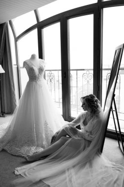 Gelinlik giymiş, üzerinde gelinlik olan genç ve güzel bir gelin.