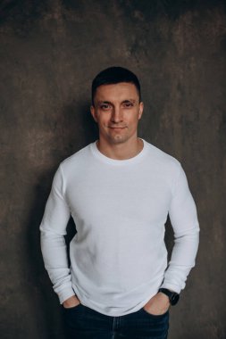 Beyaz gömlekli bir adam stüdyo fotoğrafı. 