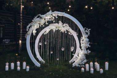 Beyaz çiçekli güzel düğün kemeri