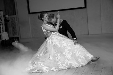 Gelin ve damadın düğün günü dans odasında siyah ve beyaz 