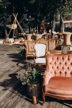 Açık hava partisi için süslemeleri olan rahat bir yaz bahçesi.               