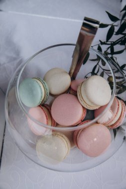 Tabak manzaralı lezzetli badem kurabiyeleri 