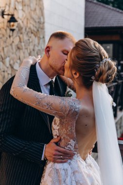 Çift düğün sarılma ve öpüşme