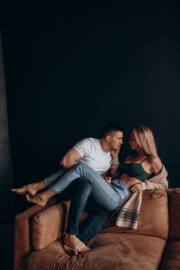 Odadaki güzel çift siyah arka planda poz veriyor. 