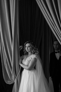 Güzel gelin ve damat pencerenin yanında siyah beyaz fotoğraf