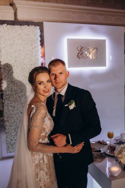 Güzel çift kameraya poz veriyor.