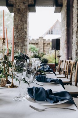 Çiçekli düğün masası ve masada mumlar. yüksek kaliteli fotoğraf