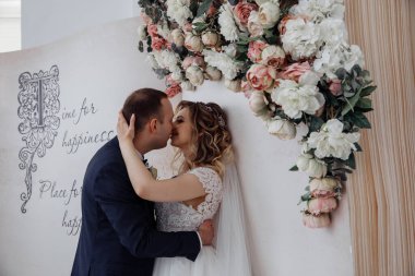 Evlilik töreni ve yeni evli bir çift öpüşüyor. 