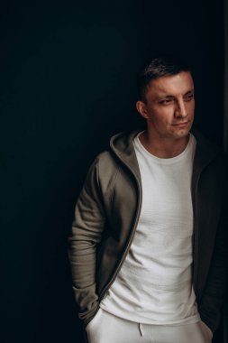 Geçmişi bulanık, yakışıklı bir adamın portresi. 
