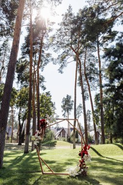 Bahçede düğün, kemer ve dekor