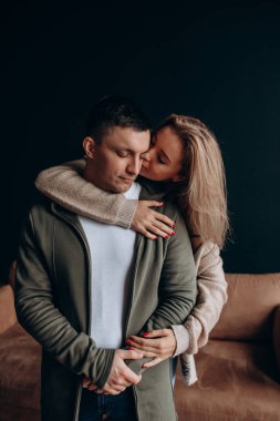 Stüdyoda öpüşen genç bir çift.