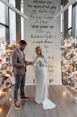 Nikah yüzükleriyle gelin ve damat