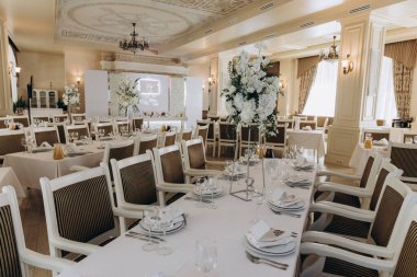 Düğün töreninde akşam yemeği için servis edilen zarif bir masa. 