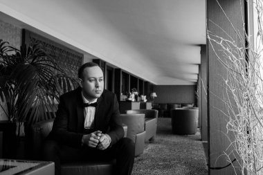 Takım elbiseli yakışıklı bir işadamının portresi otelde dinleniyor.