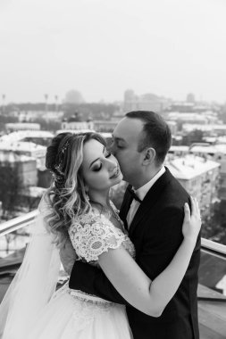 Sadece çatıda öpüşen evli bir çift. siyah beyaz fotoğraf