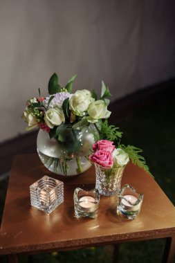 Çiçekli ve mumlu düğün masası, kapat.