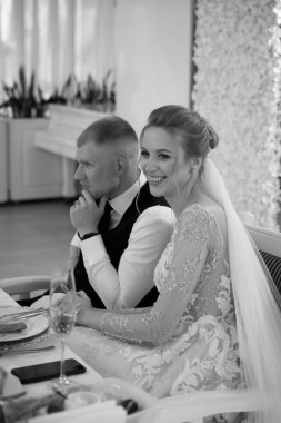 Düğünde mutlu bir çift. siyah beyaz fotoğraf